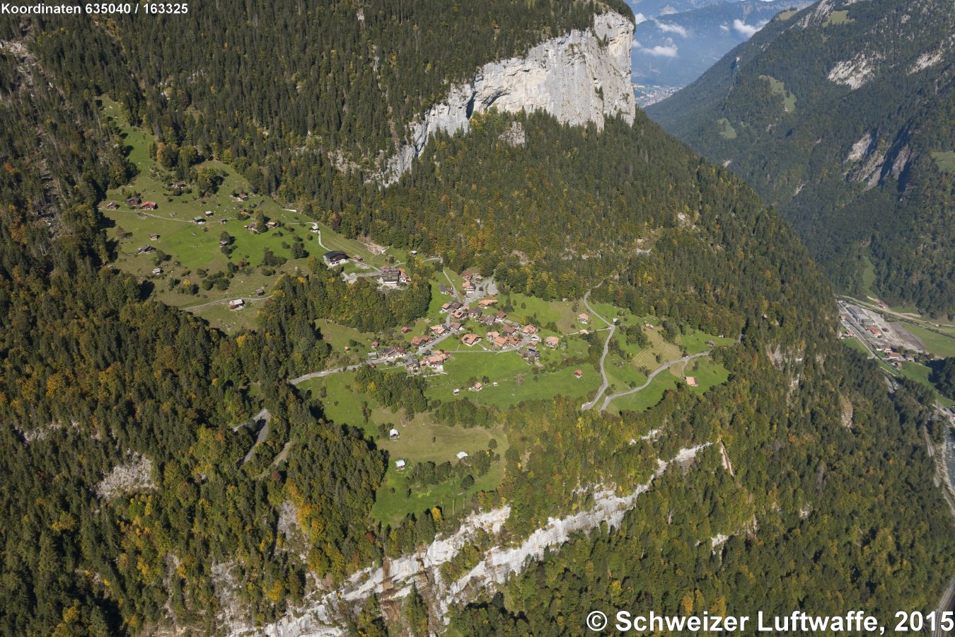 Isenfluh im Lauterbrunnental (Position 2'635'047.64, 1'163'398.40) - Norden: obere rechte Bildecke. - Im Tal rechts im Bild fliesst die 'Weisse Lütschine'. Siedlung im Bildhintergrund (oberer Bildrand): Zweilütschinen.